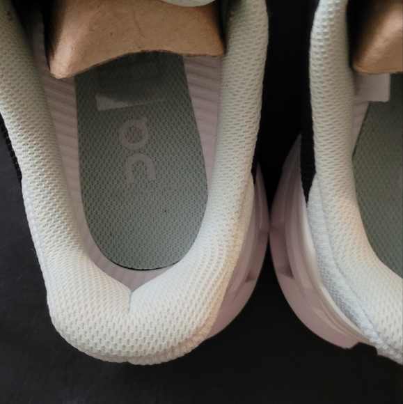 On Running Sneaker Cloudflyers women size 7.5 - Picture 5 of 12